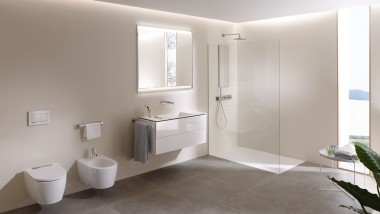 Vista di un grande bagno con WCdoccetta Geberit AquaClean Mera, mobili da bagno e ceramiche per sanitari (© Geberit)