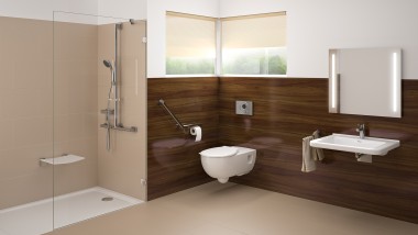Salle de bains adaptée PMR avec espace lavabo, WC et douche de plain-pied