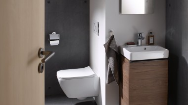Bagno di piccole dimensioni con lavabo della serie Smyle di Geberit e specchio Option di Geberit