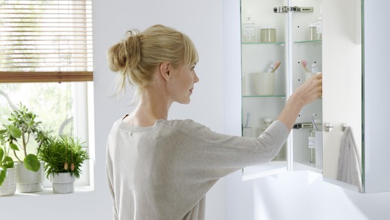L’armoire de toilette Geberit Option Plus offre de généreux espaces de rangement (© Geberit)