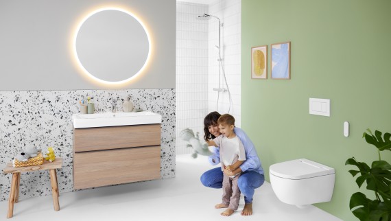 Geberit AquaClean Alba avec femme et enfant dans la salle de bains