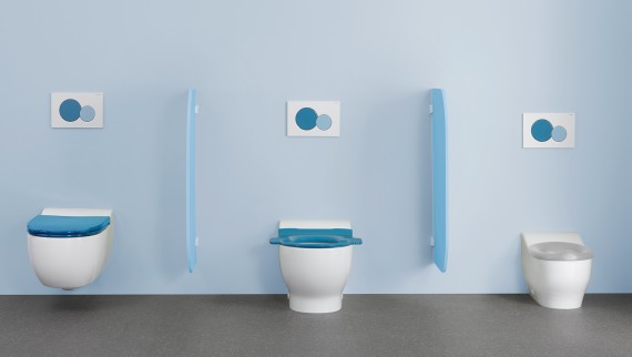 WC de la série Geberit Bambini avec couvercles de WC et plaques de déclenchement colorés