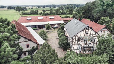 Cette maison à colombages classée monument historique située à Waddeweitz, dans le nord de lʼAllemagne, a été rénovée avec soin. (© Geberit)