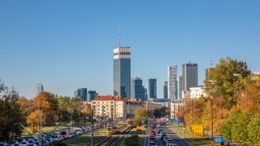 Varso Place, con la sua torre di 310 metri, sovrasta l'intera Varsavia (© Aaron Hargreaves/Foster + Partners)