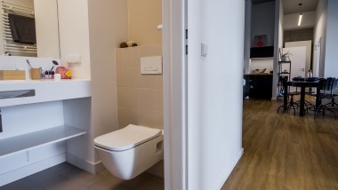 Un design che raddoppia lo spazio: un micro-bagno in un’unità abitativa della casa per studenti LivinnX. (© Jaroslaw Kakal/Geberit)