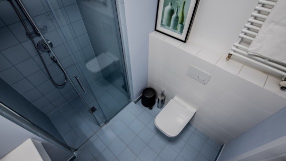 Anche i bagni più piccoli rivelano il gusto individuale dei loro utenti. (© Jaroslaw Kakal/Geberit)
