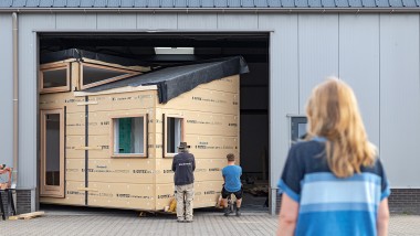 Un grand transport pour la petite maison : en mai 2022, "Sprout" a pu déménager de l'atelier vers le quartier vert d'Olst-Wijhe (NL) (© Chiela van Meerwijk)