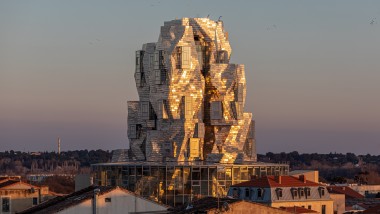 Une tour de Frank Gehry donne un accent spectaculaire et visible de loin au nouveau centre culturel LUMA à Arles. (© Adrian Deweerdt, Arles)