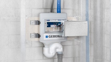 Un risciacquo igienico Geberit HS30 installato all’estremità di una colonna montante (© Geberit)