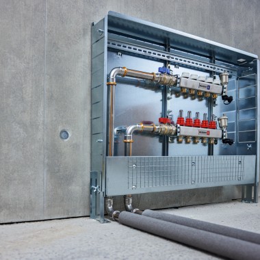 Nei sistemi tecnici degli edifici, per tubazioni di riscaldamento nella zona pavimento, così come per i radiatori e i riscaldatori