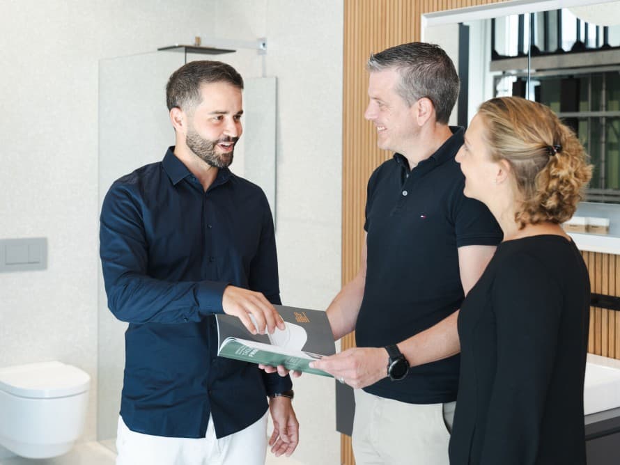 Kostenloses Beratungsgespräch zwischen Kunden und einem Geberit Berater Kostenloses Beratungsgespräch zwischen Kunden und einem Geberit Berater