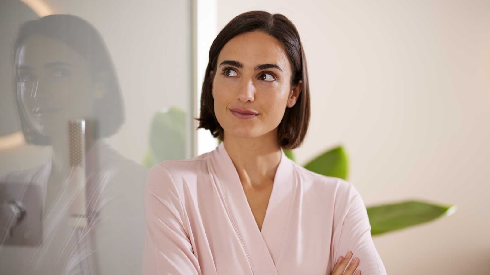 Nachdenkliche Frau in Badezimmer Nachdenkliche Frau in Badezimmer