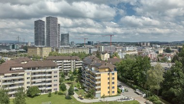 Atterrissage de précision pour l’immeuble locatif fraîchement rénové de la Zipartenstrasse 51-53 à Dübendorf: le nouvel AquaClean Alba fait entrer la modernité dans les salles de bains. (© Geberit)