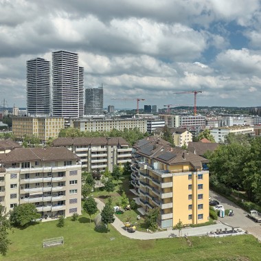 Punktlandung für die frisch sanierte Mietliegenschaft an der Zipartenstrasse 51-53 in Dübendorf: In den Badezimmern konnte mit dem neuen AquaClean Alba modernste Sanitärtechnik einziehen. (© Geberit)