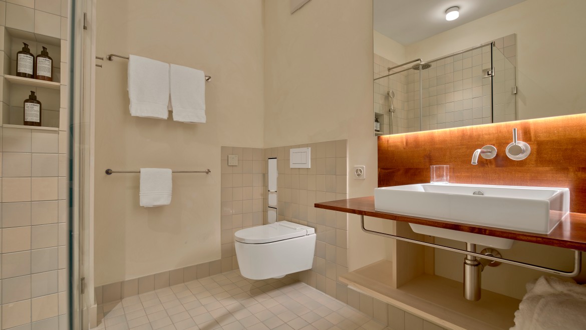Toutes les salles de bains des chambres sont équipées d’un WCdouche Geberit AquaClean Sela qui, avec son design épuré et élégant, offre une sensation de fraîcheur toute particulière. (© Geberit)