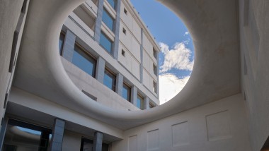 Le bâtiment de l’architecte grison Gion A. Caminada se trouve, comme son nom l’indique, au cœur de Pontresina, au 160 de la via Maistra. (© Geberit)