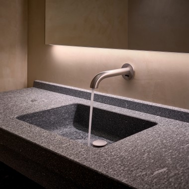 La robinetterie de lavabo sans contact Geberit Piave s’intègre de manière élégante et intemporelle dans les toilettes publiques. (© Geberit)