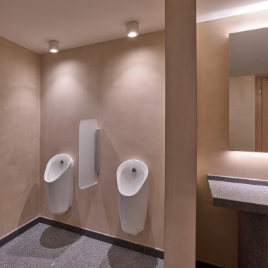 Dans les toilettes pour hommes, les urinoirs Geberit Preda font bonne figure. (© Geberit)