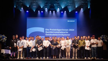 Geberit Preis 2024 Gruppenbild Lehrabgänger (© Seraina Boner)