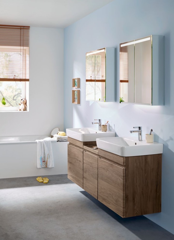 Badezimmer Renova Plan mit zwei Waschbecken mit Unterschränken und niedrigem Seitenschrank in Farbe Hickory