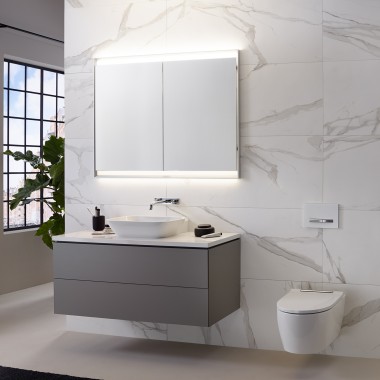 Mur carrelé aspect marbre, espace lavabo et armoire de toilette avec ComfortLight Geberit ONE