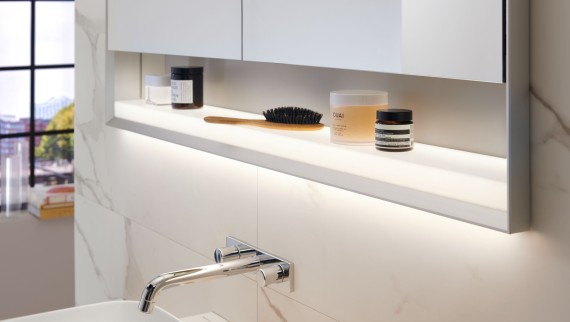 Armoire de toilette Geberit ONE avec ComfortLight et espace de rangement ouvert Armoire de toilette Geberit ONE avec ComfortLight et espace de rangement ouvert