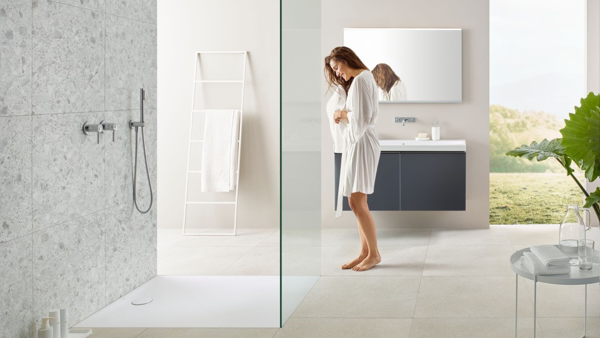 Donna in un bagno con doccia walk-in