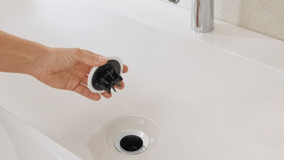 Lavabo Geberit ONE: scarico verticale dell'acqua con inserto a pettine integrato nello scarico