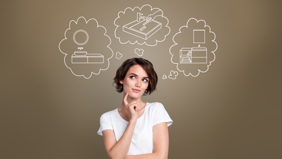 Femme imaginant l’espace lavabo de ses rêves Femme imaginant l’espace lavabo de ses rêves