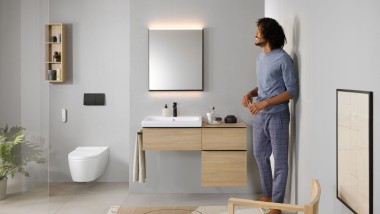 Un uomo in un bagno con un Geberit AquaClean Sela