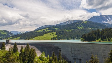 Barrage produisant de l'électricité à partir d'énergie hydraulique renouvelable (©wirestock/Freepik)