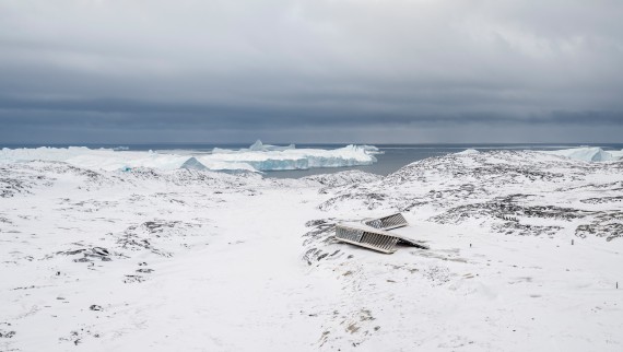 Le Centre du fjord glacé, seul bâtiment au milieu du paysage de glace (© Adam Mørk)