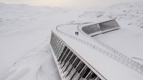 La toiture du Centre du fjord glacé est aussi une terrasse accessible (© Adam Mørk)
