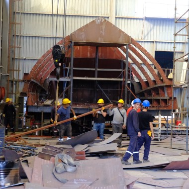 Activité intense dans le chantier naval ADA à Bodrum. La construction du yacht requiert beaucoup de personnel spécialisé et dure deux bonnes années (© Serkan Ali Çiftçi)
