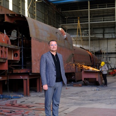 Le directeur Onun Tekir dans l’un des ateliers du chantier naval ADA Yacht à Bodrum. Ici, un yacht de 50 mètres de long est en cours de construction pour un client italien (© Serkan Ali Çiftçi)