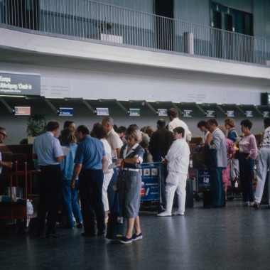 Passeggeri in attesa nella zona di transito del terminal A (foto del 1986)(© Biblioteca dell’ETH di Zurigo)