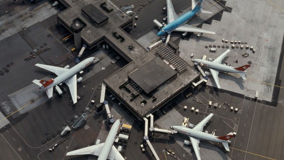 Vista a volo d'uccello del terminal B dell'aeroporto di Zurigo (inizio anni '80) (© Swissair)