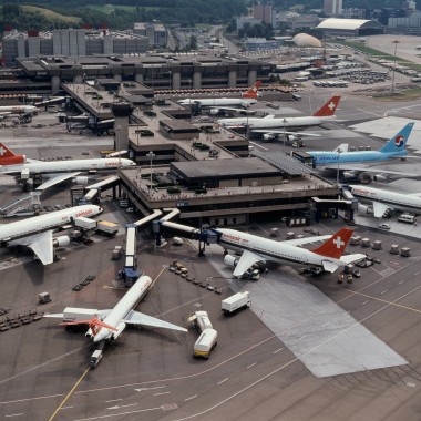 Veduta aerea del terminal B di Zurigo degli anni '80 (© Swissair)