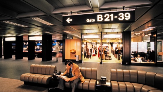 Foto dell'interno del terminal B dell'aeroporto di Zurigo-Kloten degli anni '80 (© Biblioteca dell’ETH di Zurigo)