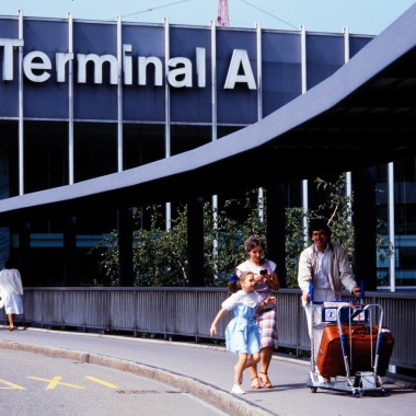 Pedoni davanti al terminal A nel 1985 (© Swissair)